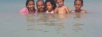 الحكيم يستمتع داخل مياه البحر الأحمر ويقول: استمتعوا برفقة الأطفال لا تفتكم طفولتهم سيختلفوا عندما يكبروا 10 الحكيم البحر الاحمر