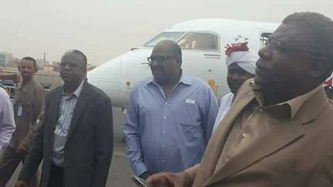 بالصورة..الصحفي الطاهر ساتي يعود للخرطوم بعد ساعات من الاحتجاز بالقاهرة 2 17952786 1110816289061898 820413010937032313 n