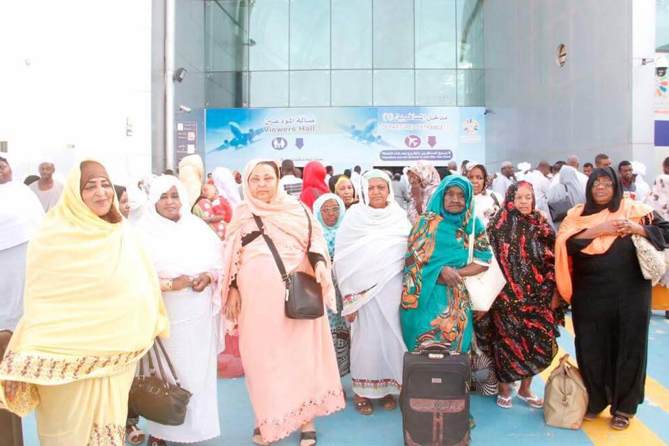 بالصور.. الكاردينال يفي بوعده ويقوم بتسفير عدد كبير من المسنين لبيت الله 1 18010057 638483619686201 3523263650329091898 n