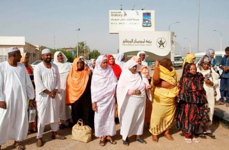 بالصور.. الكاردينال يفي بوعده ويقوم بتسفير عدد كبير من المسنين لبيت الله 2 18010752 638483879686175 3870843700285257087 n