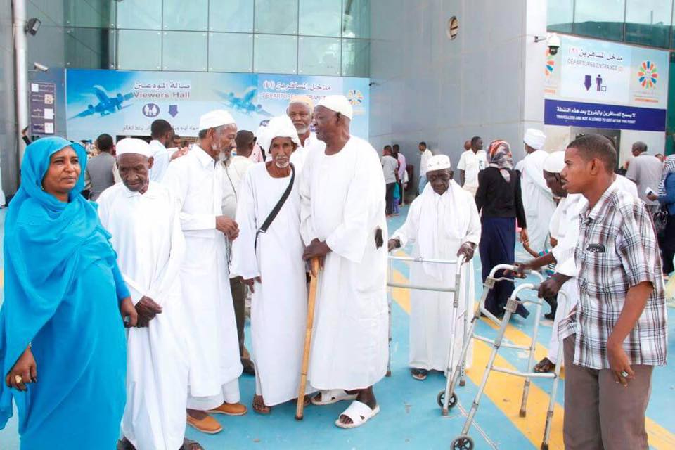 بالصور.. الكاردينال يفي بوعده ويقوم بتسفير عدد كبير من المسنين لبيت الله 4 18033225 638483833019513 6343907387620019119 n