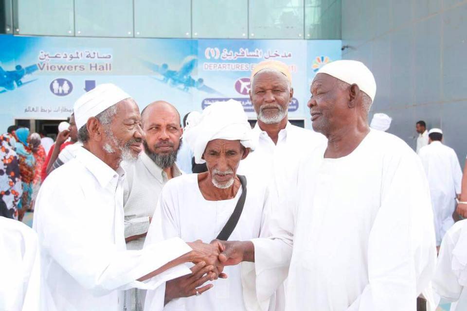 بالصور.. الكاردينال يفي بوعده ويقوم بتسفير عدد كبير من المسنين لبيت الله 3 18033404 638483743019522 4659491136648178193 n