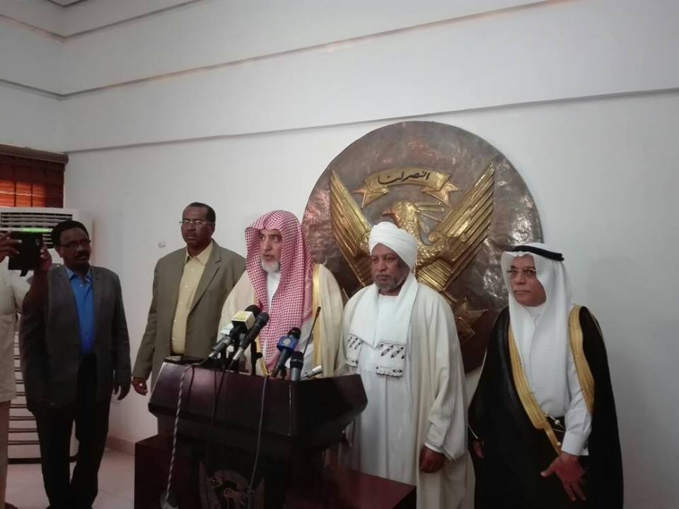 معالي وزير الشؤون الإسلامية والدعوة والإرشاد السعودي يصل البلاد في زيارة تستغرق أياماً وقيادات العمل الإسلامي في استقباله 4 18157508 1741361009214496 8002198293289195130 n