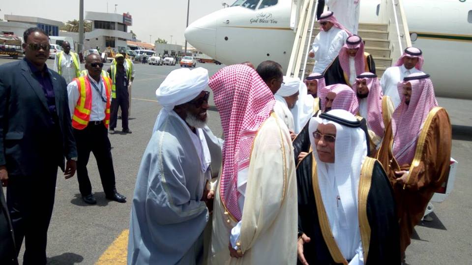 معالي وزير الشؤون الإسلامية والدعوة والإرشاد السعودي يصل البلاد في زيارة تستغرق أياماً وقيادات العمل الإسلامي في استقباله 1 18194932 1741361032547827 642526278255733204 n