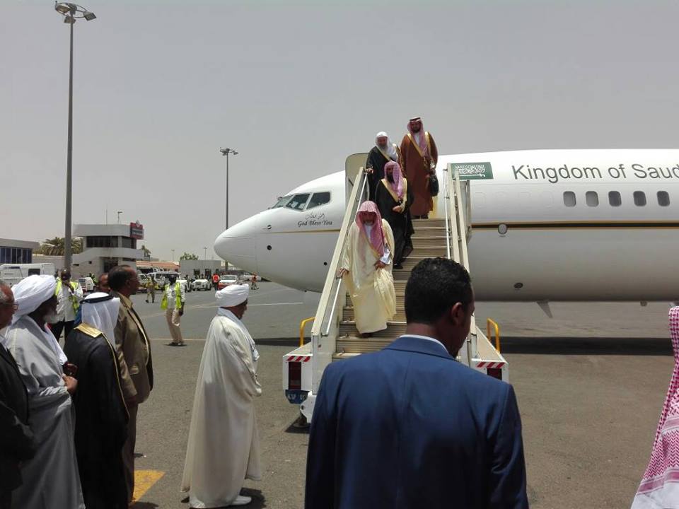 معالي وزير الشؤون الإسلامية والدعوة والإرشاد السعودي يصل البلاد في زيارة تستغرق أياماً وقيادات العمل الإسلامي في استقباله 3 18195003 1741361005881163 2487175974950355830 n