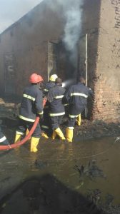 الدفاع المدني يحتوى حريقاً هائلاً اندلع في (11 ) مخزن بالسوق الشعبي أم درمان 2 WhatsApp Image 2017 04 06 at 8.28.43 PM