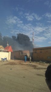 الدفاع المدني يحتوى حريقاً هائلاً اندلع في (11 ) مخزن بالسوق الشعبي أم درمان 4 WhatsApp Image 2017 04 06 at 8.28.44 PM