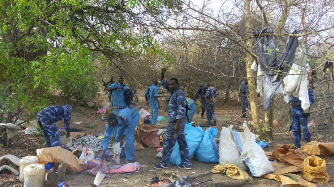 الشرطة تقتحم أحراش حظيرة الردوم وتدمر مخازن ومصانع البنقو بعد مقاومة شرسة بالمدافع 1 WhatsApp Image 2017 04 26 at 11.55.31 AM