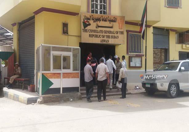 ازمة حادة في أسوان.. سائقو النقل الثقيل المصريين عالقون والسبب ''تأشيرة السودان'' 1 قنصلية اسوان