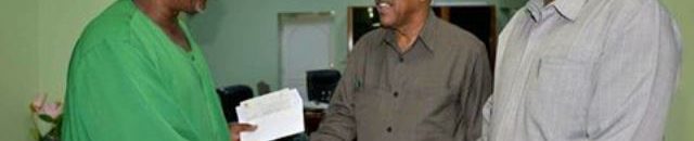 والي الخرطوم يدعم درمة عرفانا لدوره في ستر الموتى 10 عابدين درمة