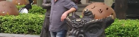 السوري الذي ادهش الصينين وهو يساعد عجوز ويحمله في احضانه يعيش في السودان، وهذه حكايته.. فيديو 12 نديم