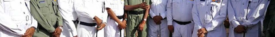 بالصور .. مدير عام الشرطة السودانية يفاجئ ركاب وسائقي الحافلات ويوزع لهم المياه والمطبقات الإرشادية بكوبري المك نمر 13 4