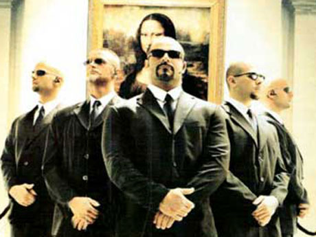 لماذا يرتدي الطبيب السترة البيضاء وحارس الأمن يضع نظارة سوداء؟.. الأمر مدروسٌ وليس عشوائياً 1 بودي جارد حارس