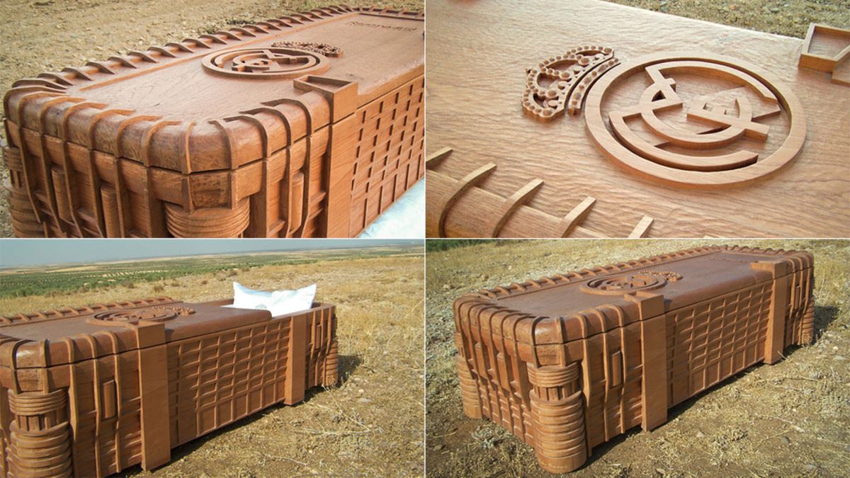 بالصور .. دفن مليونير في تابوت ذهبي مرتديا مجوهرات بـ«١٠٠ ألف دولار» 1 تابوت