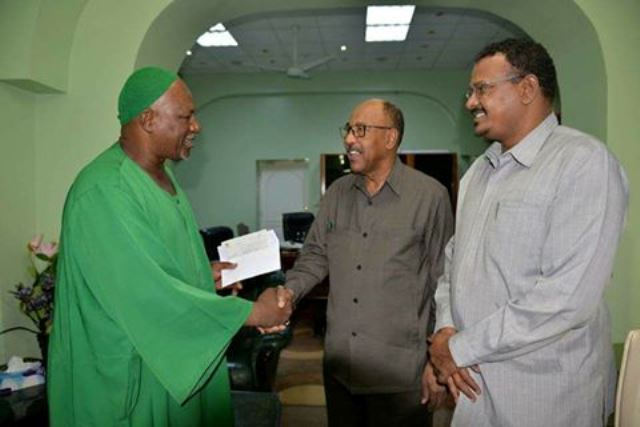 والي الخرطوم يدعم درمة عرفانا لدوره في ستر الموتى 1 عابدين درمة