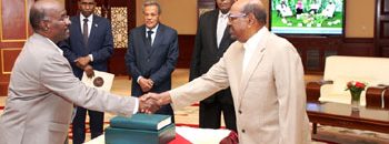 السيرة الذاتية للاستاذ حاتم حسن بخيت وزير الدولة برئاسة الجمهورية ومدير مكاتب الرئيس 10 حاتم حسن بخيت 1