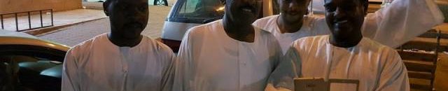 سيلفي الجلابية يجمع الفريق طه عثمان بسودانيين في المدينة المنورة ويحصد انتشاراً واسعاً 11 طه سيلفي1