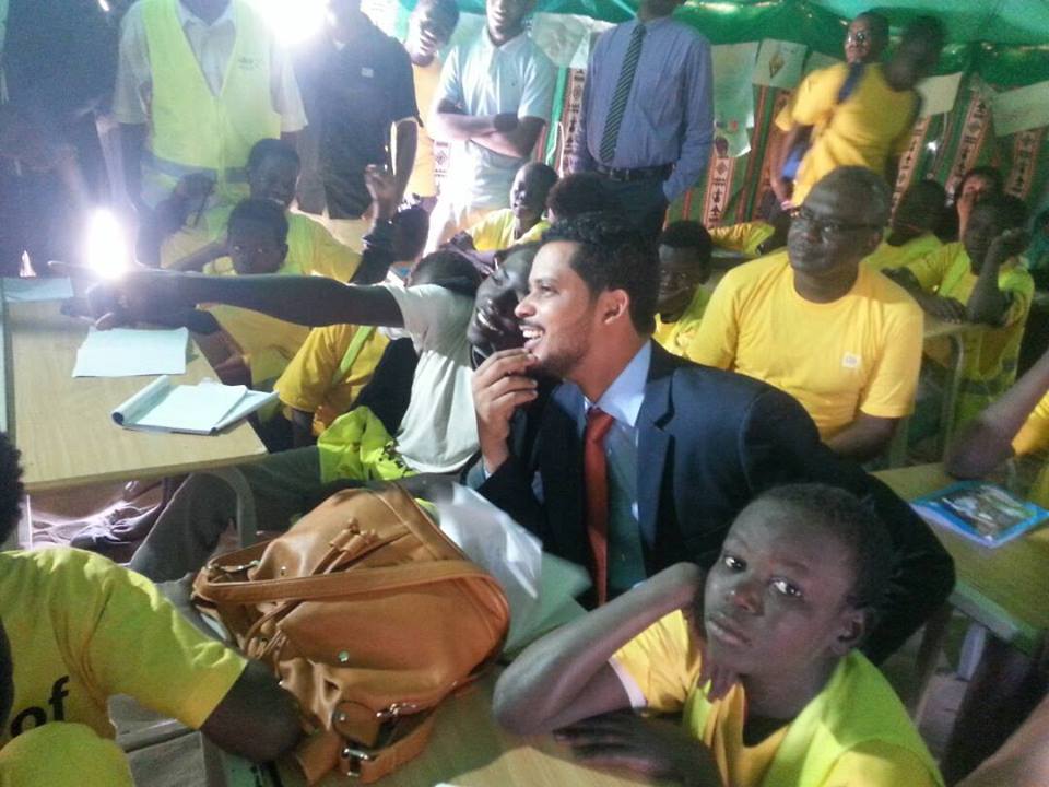 بالصور.. وزير الدولة بالاتصالات يزيد من شعبيته على السوشيال ميديا بزيارته لأطفال الشوارع 4 18882253 134637150440361 3823057335775295395 n