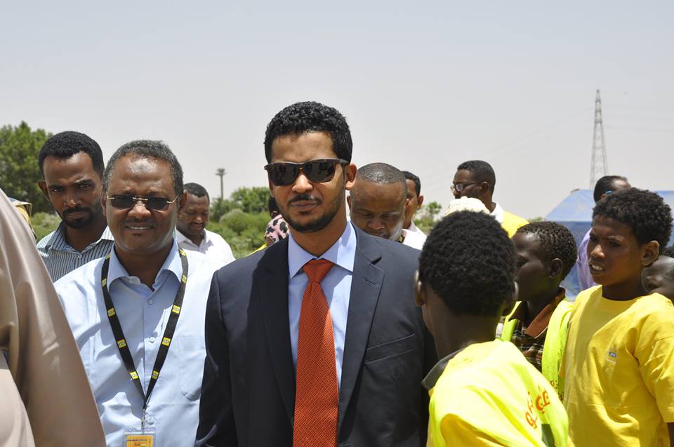 بالصور.. وزير الدولة بالاتصالات يزيد من شعبيته على السوشيال ميديا بزيارته لأطفال الشوارع 2 18920172 134637633773646 7903025371792921025 n