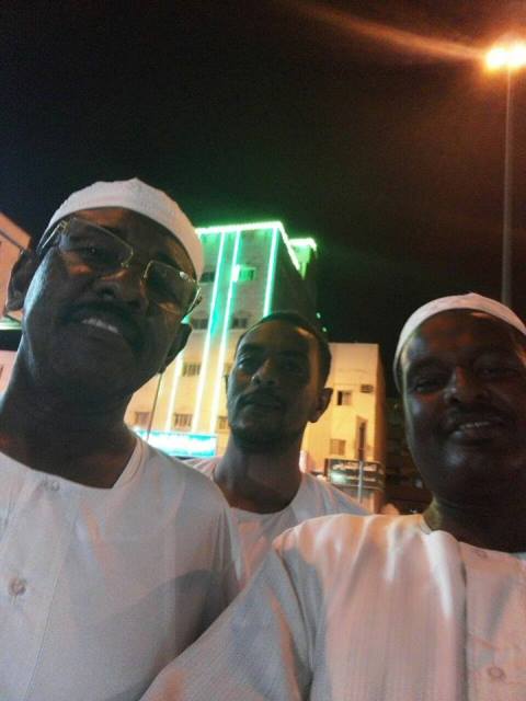 سيلفي الجلابية يجمع الفريق طه عثمان بسودانيين في المدينة المنورة ويحصد انتشاراً واسعاً 2 طه سيلفي