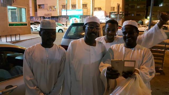 سيلفي الجلابية يجمع الفريق طه عثمان بسودانيين في المدينة المنورة ويحصد انتشاراً واسعاً 1 طه سيلفي1