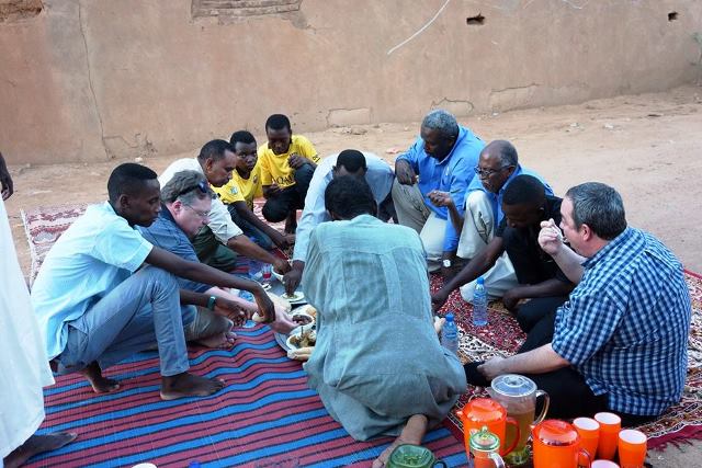 السفارة الأمريكية في السودان تشارك افطار رمضاني مع صديق للسفارة علي فيسبوك.. صور 5 كركساوي4