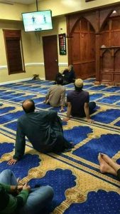 شاهد.. مصلون يشاهدون مباراة داخل المسجد تثير غضب مواقع التواصل 2 مشاهدة مبارة في المسجد