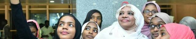 وزيرة الإتصالات وتكنلوجيا المعلومات تكرم المتفوقين في الشهادة السودانية واجمل سيلفي يجمعها مع الطلاب.. صور 13 تهاني6