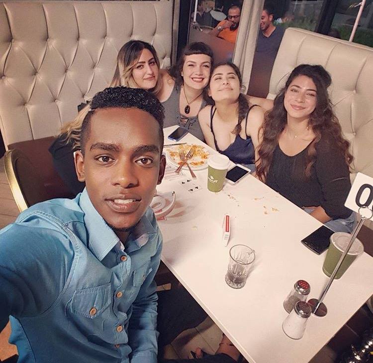 بالصورة.. الفنان شريف ىالفحيل يلتقط سيلفي مع عدد من الحسناوات ويصيب رواد مواقع التواصل الاجتماعي بالفضول 1 19424230 119336458667628 7852704330687765488 n