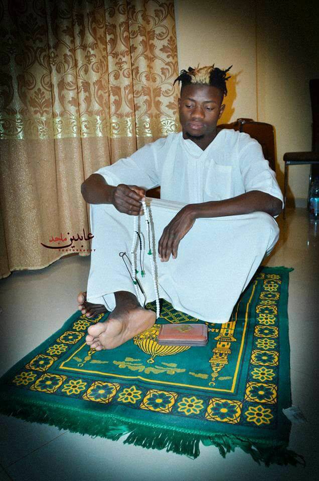 بالصور.. محترف الهلال العاجي "أوتارا" يعلن إسلامه 1 19894702 457322664640998 255938362519191652 n