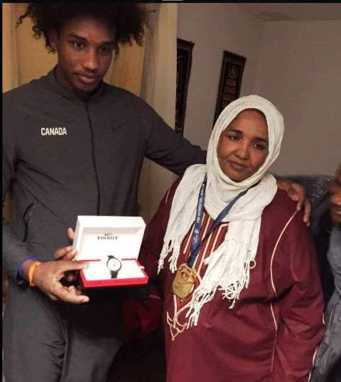 ابوهيف السوداني الاصل نجم كندا لشباب السلة يقلد والدته الميدالية الذهبية ويهديها ساعة البطولة 1 ابوهيف السوداني