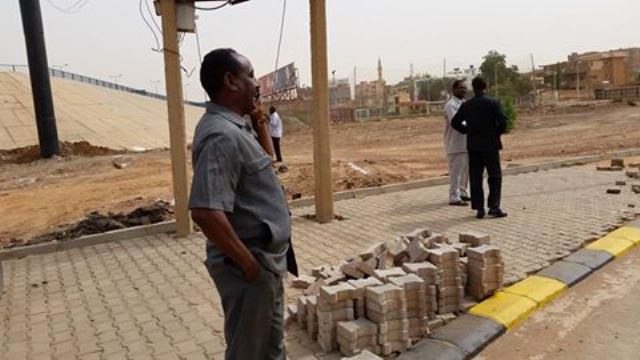 صور معتمد بحري وافعاله تثير اعجاب رواد التواصل ويقول: والي الخرطوم حتى الآن لم يسألنى عن هذا او ذاك 2 اللواء حسن