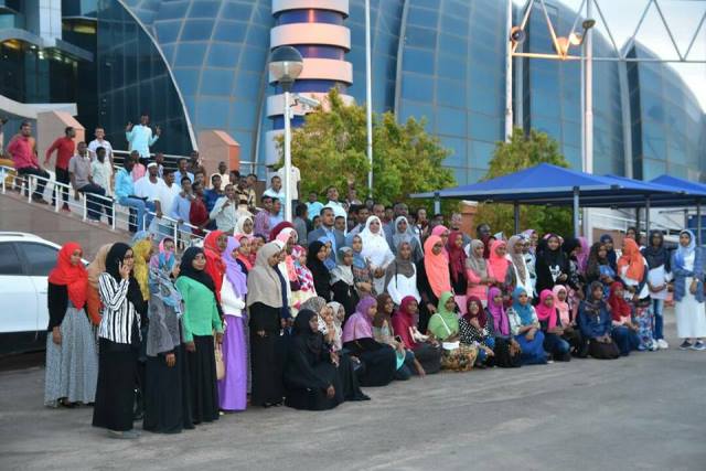 وزيرة الإتصالات وتكنلوجيا المعلومات تكرم المتفوقين في الشهادة السودانية واجمل سيلفي يجمعها مع الطلاب.. صور 2 تهاني5