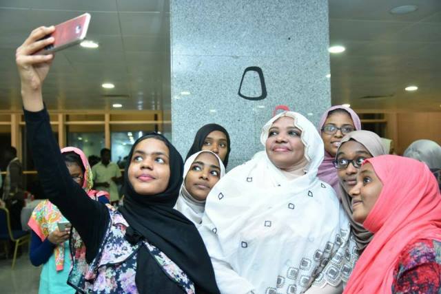 وزيرة الإتصالات وتكنلوجيا المعلومات تكرم المتفوقين في الشهادة السودانية واجمل سيلفي يجمعها مع الطلاب.. صور 1 تهاني6
