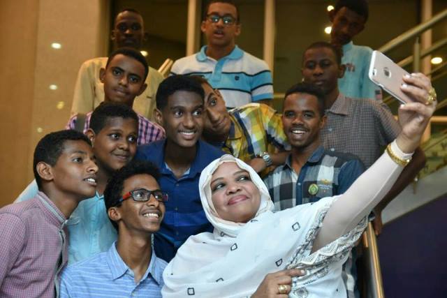 وزيرة الإتصالات وتكنلوجيا المعلومات تكرم المتفوقين في الشهادة السودانية واجمل سيلفي يجمعها مع الطلاب.. صور 3 تهاني7