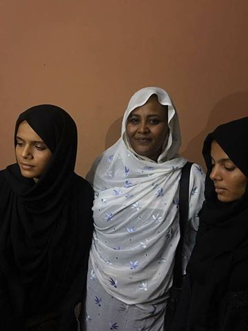 صور مريم المهدي تتوسط بنات الفقيدة اديبة فاروق وهي مبتسمة تثير غضب رواد التواصل الإجتماعي 1 مريم