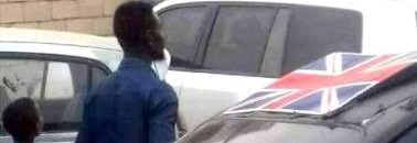 صورة الفنان حسين الصادق وهو يقفز من سور مطعم بالكلاكلة 11 حسين 1