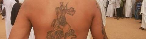 شاهد بالفيديو.. في تصرف غريب.. فتاة سودانية تقتحم حفل رجالي وتجلد نفسها بــ"السوط" بعد أن رفض الحاضرون الإستجابة لطلبها بجلدها أسوة بالرجال 10 قبطي