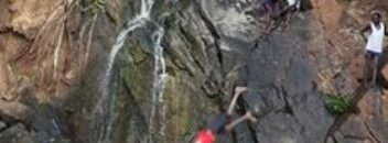 بالفيديو.. سقوط صخرة على عدة أشخاص أثناء قيامهم بالاسترخاء أمام شلال مياه 10 كادوقلي