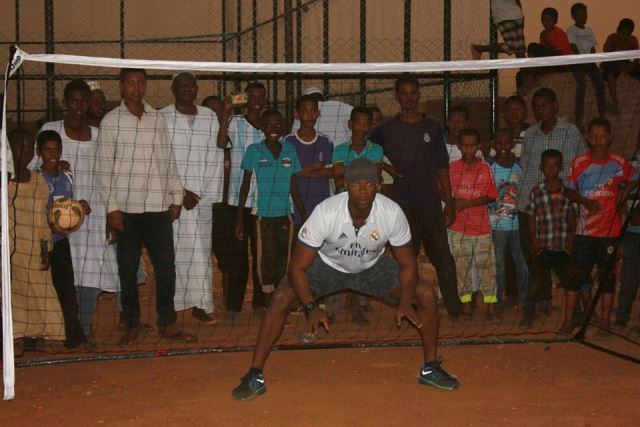 موظفو السفارة الأمريكية في السودان يزورون خلوة ود أبوصالح.. يرقصون ويلعبون مع الاهالي 2 ابو صالح1 1