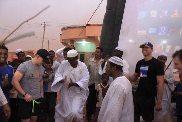 موظفو السفارة الأمريكية في السودان يزورون خلوة ود أبوصالح.. يرقصون ويلعبون مع الاهالي 3 ابو صالح2 1