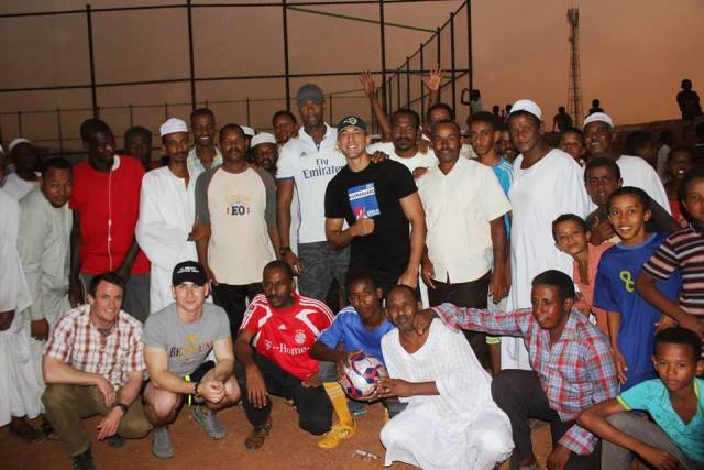 موظفو السفارة الأمريكية في السودان يزورون خلوة ود أبوصالح.. يرقصون ويلعبون مع الاهالي 6 ابو صالح5 1