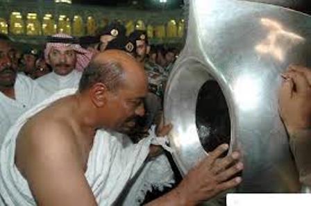 البشير يتأسى بالرسول ويدعو السودانيين لمراعاة حرمة الدماء 1 البشير الحجر الاسود