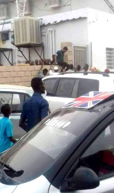 صورة الفنان حسين الصادق وهو يقفز من سور مطعم بالكلاكلة 1 حسين 1