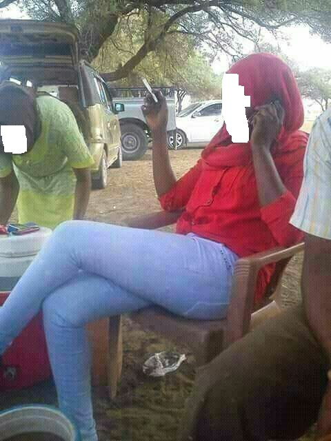 صورة لفتاة تدخن سجارة بنقو على ضفاف النيل في السودان تثير جدلا واسعا على السوشيال ميديا 1 سجارة بنقو