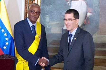 رئيس فنزويلا يكرِّم سفير السودان بأرفع وسام 1 فنزويلا