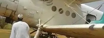 هبوط طائرة اضطراريا في سهل أواسط السودان بعد اعتقاد الطيار أن الوقود قد نفد.. فيديو 10 الخوي