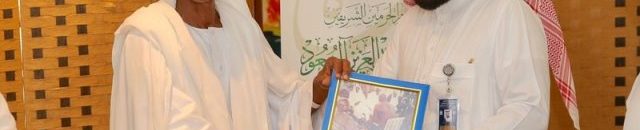 حاج سوداني يهدي الملك سلمان صورة للملك فيصل في السودان قبل 51 عاماً.. هذه قصتها 18 حاج سوداني