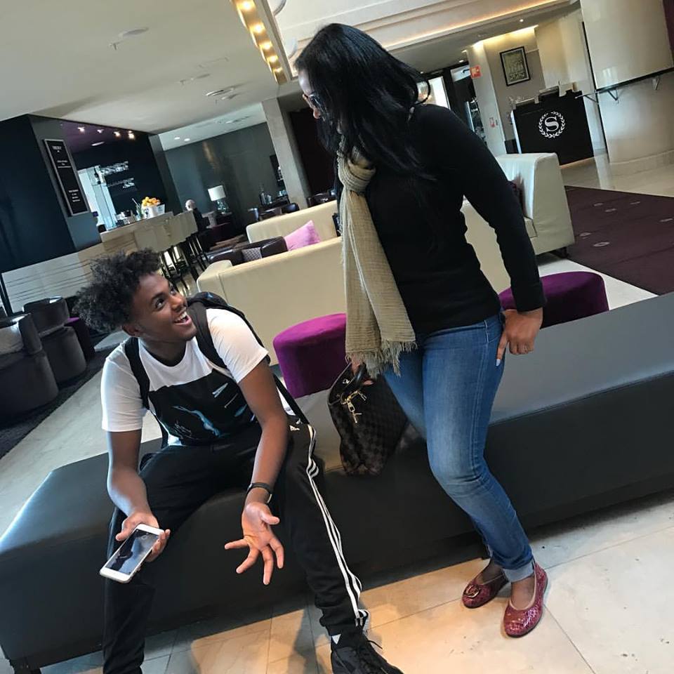 سيدة الشاشة السودانية جدية عثمان تنشر صورة لها مع ابنها وتعترف بالانهزام أمامه 1 20638032 10214286677500549 306884663708486580 n