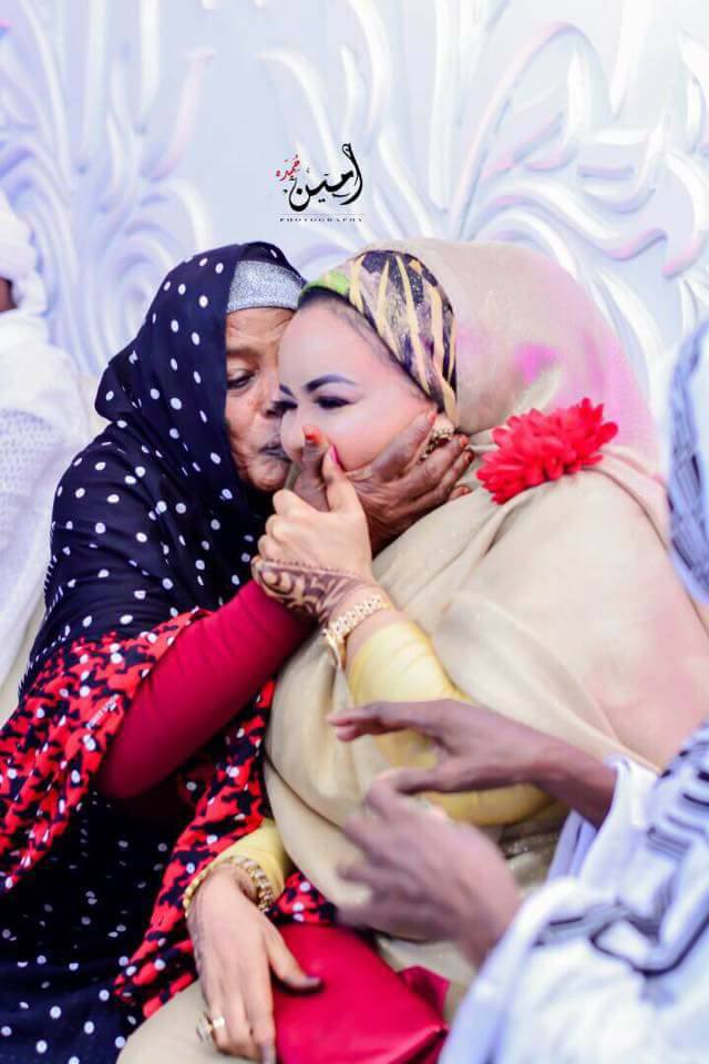 بالصور.. الفنانة ندى القلعة تتمسك بالحجاب وتنال "القبلات" من الحبوبات 1 21731075 1534388239953676 9020295140099588011 n